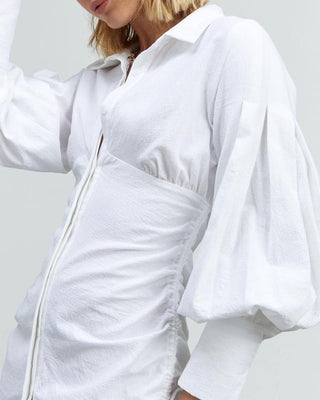 Robe chemise design boutonnée avec cordon de serrage et manches lanterne
