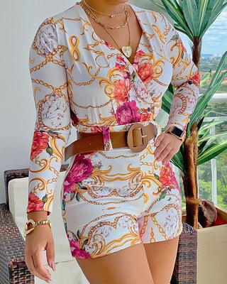 Ensemble haut à encolure surplis à imprimé floral et short taille haute