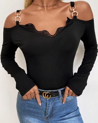 Haut à bretelles en chaîne et épaules dénudées