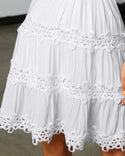 Mini-robe blanche à col en V profond et bordure en dentelle