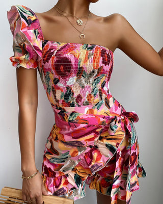 Haut froncé à une épaule et jupe portefeuille à fleurs