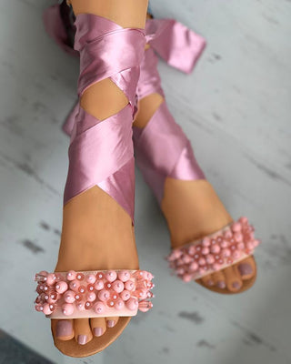 Sandales plates à bout ouvert et ruban de perles