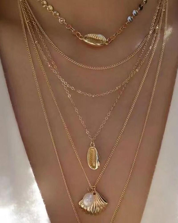 Collier chaîne en couches avec pendentif en perles de coquillage