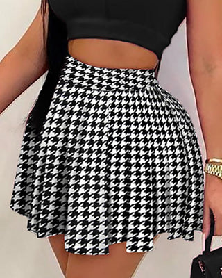 Ensemble top court sans manches à lettres et jupe plissée