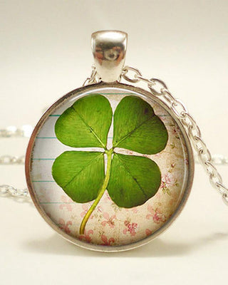 Collier pendentif en résine transparente trèfle à quatre feuilles de la Saint-Patrick