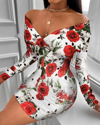 Robe moulante froncée à épaules dénudées et imprimé floral