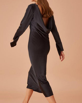 Robe en satin à col ouvert drapé dans le dos