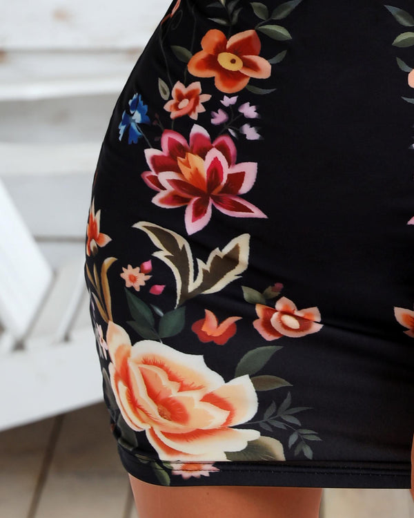 Robe rayée à imprimé floral et épaules dénudées