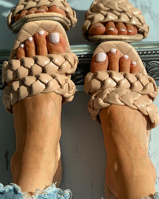 Sandales plates tressées matelassées à bout carré