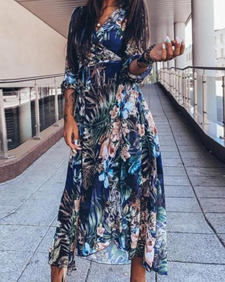 Robe longue à découpes et imprimé floral à col surplis
