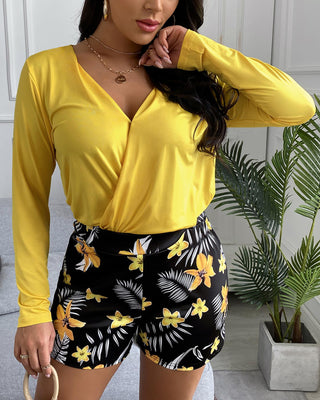 Ensemble haut cache-cœur uni et short à imprimé floral