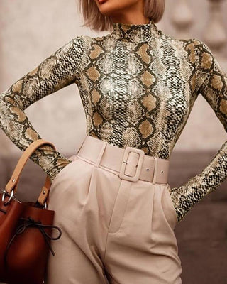 Blouse à manches longues à col montant et imprimé serpent